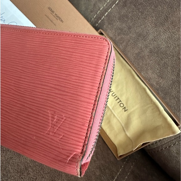 Authentic Louis Vuitton Zippy Wallet